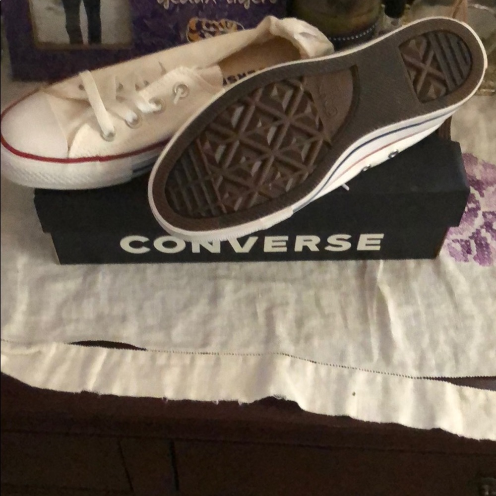 Converse All star Chuck Taylor White Sneakers. 8 - Picture 2 of 3